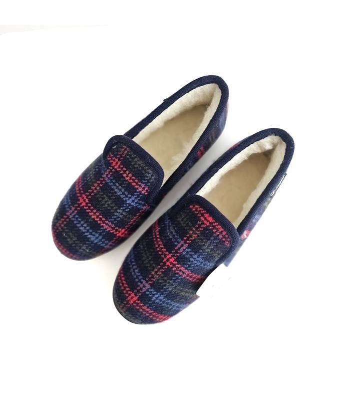 vista superior de zaptillas para invierno de mujer de cuadros azules