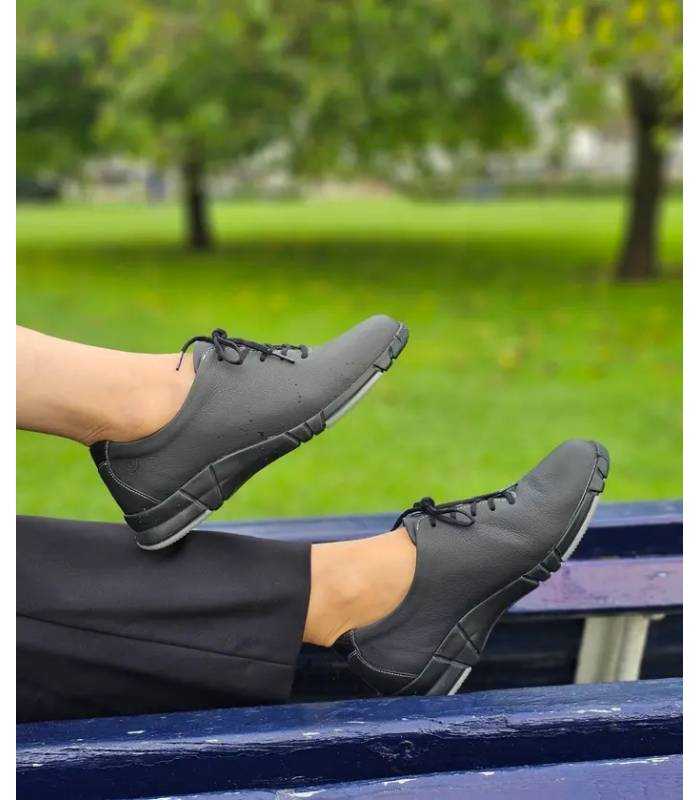 Zapatos mujer negros con cordones Suave Michelle puestos