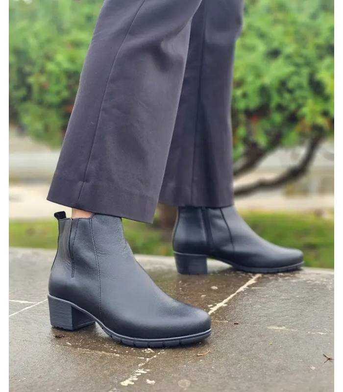 Botines Valerias mujer piel negra tacón medio puestos