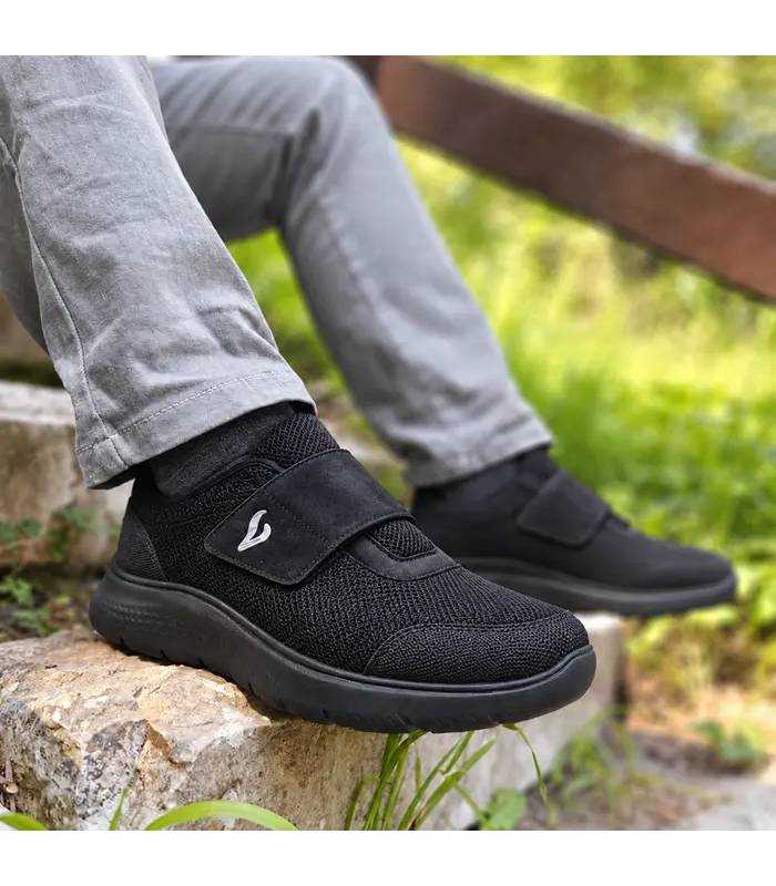 Zapatillas Luisetti hombre velcro para trabajo negras puestas