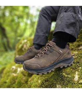 Zapatillas trekking hombre impermeables Paredes Brisketa marrónes puestas