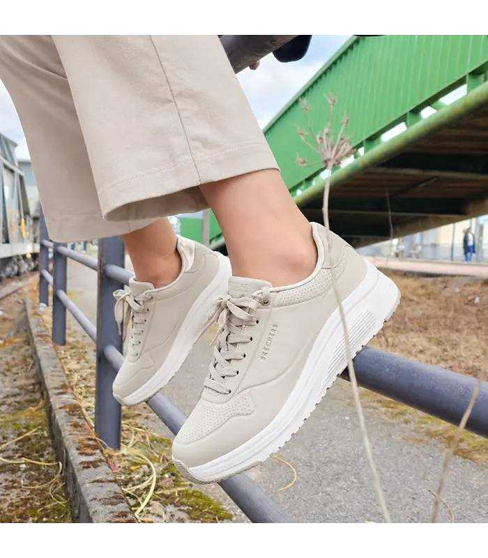Zapatillas Skechers mujer  beige UNO Lite 2 puestas