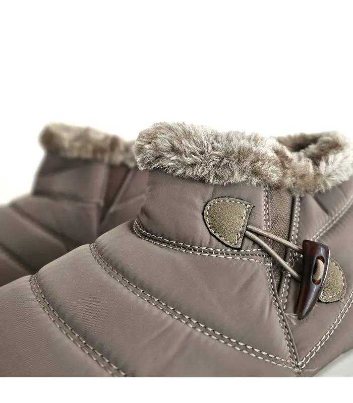 Detalle de pelo suave y botón lateral botines Hualunaote