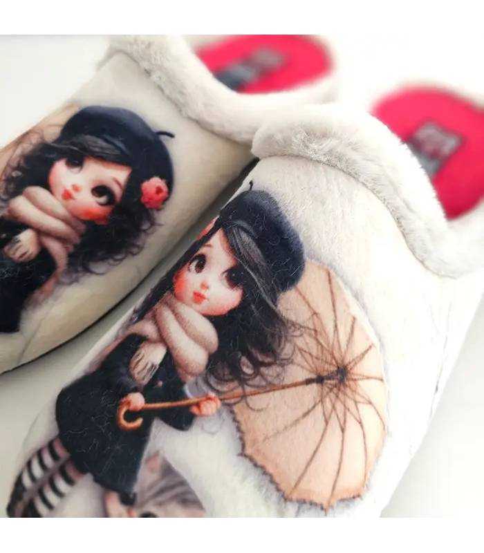 Detalle de muñeca con boina y paraguas en zapatillas de mujer