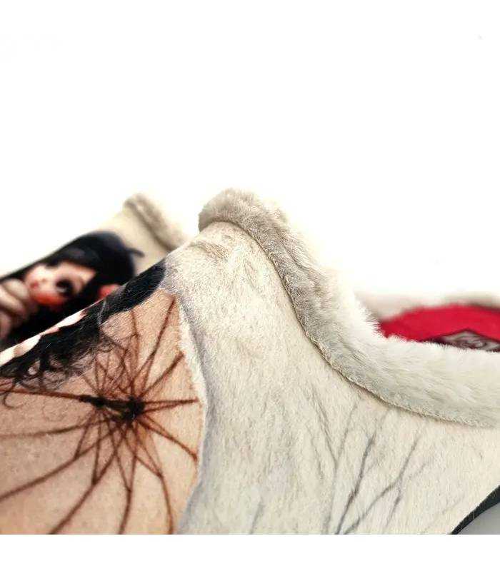 Detalle del tejido suave y ribete de pelo de zapatillas Gema García