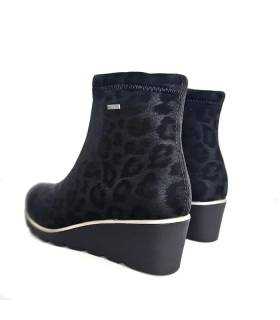 Botines DChicas mujer animal print negro con cuña de 5 cm vista trasera