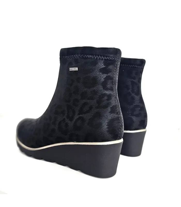 Botines DChicas mujer animal print negro con cuña de 5 cm vista trasera