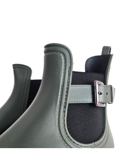 Detalle de hebilla lateral metálica y elástico negro en botines de agua Kelara verde caqui