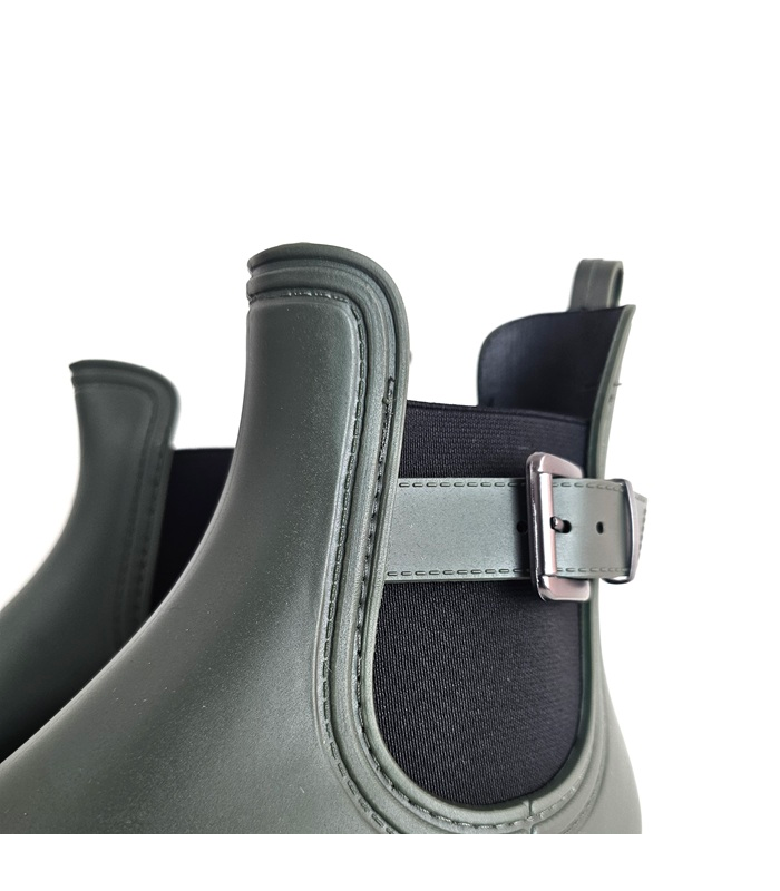 Detalle de hebilla lateral metálica y elástico negro en botines de agua Kelara verde caqui