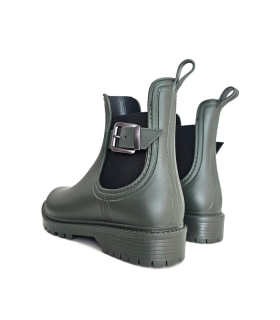 Botines impermeables mujer Kelara verde caqui vistos desde atrás con tiradores y hebilla lateral