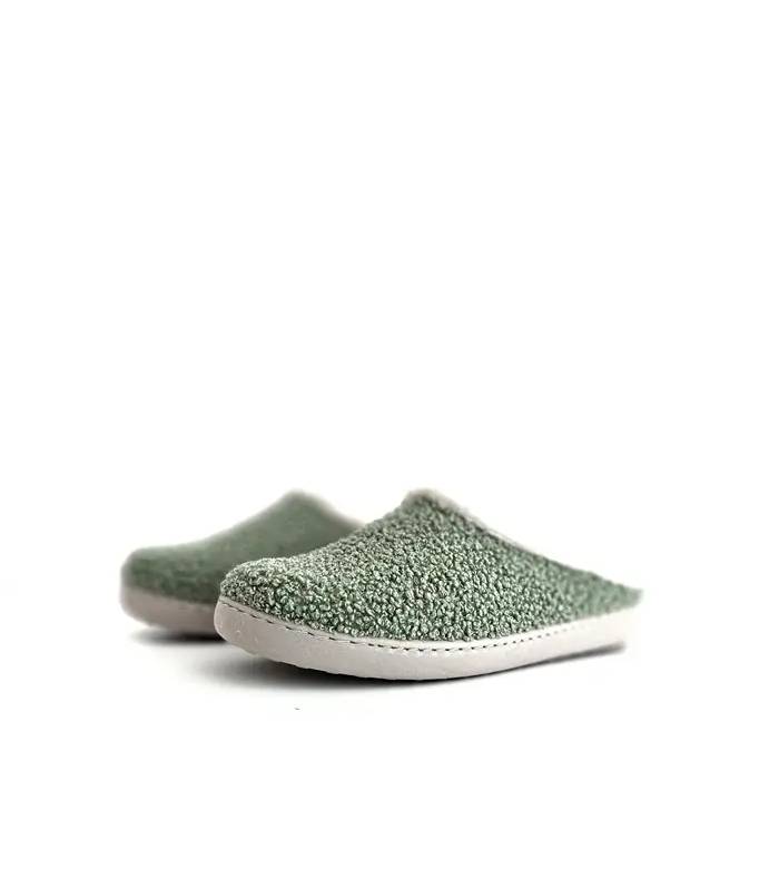 Zapatillas de invierno mujer Gema García verdes descalzas por detrás