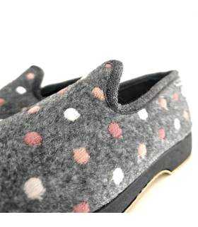 Detalle de zapatillas Garrido Muro grises con lunares bordados rosa y blanco