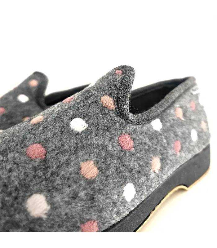 Detalle de zapatillas Garrido Muro grises con lunares bordados rosa y blanco