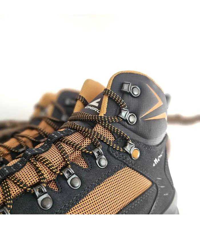 Detalle de cordones ganchos metálicos y caña de botas Chiruca Besalú