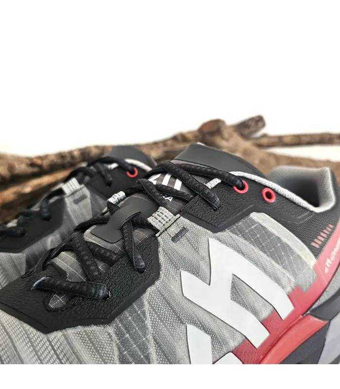 Detalle de zapatillas Chiruca Managua 09 hombre con cordones negros y rojos