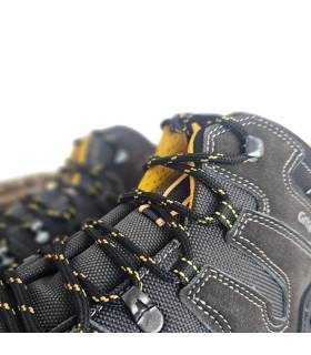 Detalle de cordones negros y amarillos y ganchos de botas Grisport Gritex