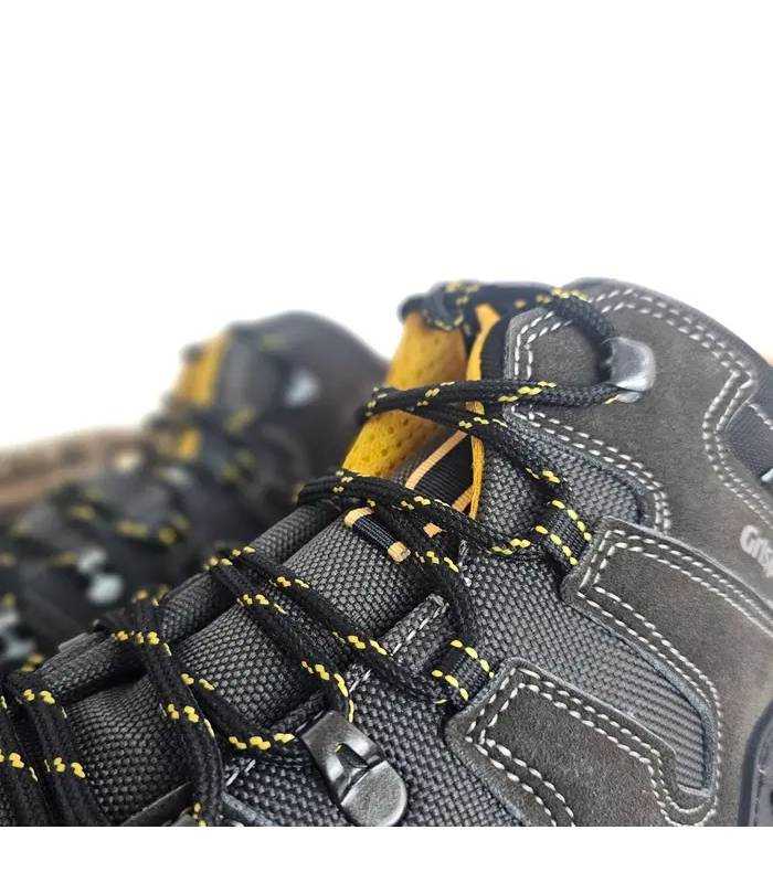 Detalle de cordones negros y amarillos y ganchos de botas Grisport Gritex