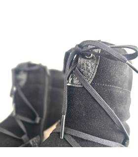 Detalle de cordones cruzados y serraje negro de botines Comfort Class Kitty