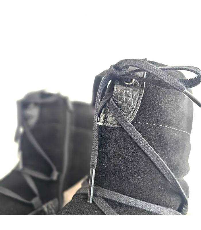 Detalle de cordones cruzados y serraje negro de botines Comfort Class Kitty