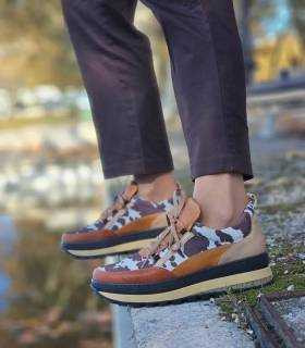 Zapatos de mujer Kitty 4 animal print vaca con cuña puestos con pantalon marrpn