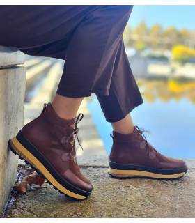 Botines Comfort Class Daria de piel marrón con plataforma puestos