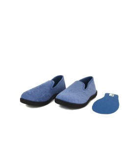 zapatilla de casa cerrada de color azul en tela de rizo con plantilla plumaflex fabricada por Roal.
