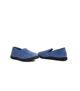 zapatilla de casa cerrada de color azul en tela de rizo con plantilla plumaflex fabricada por Roal.