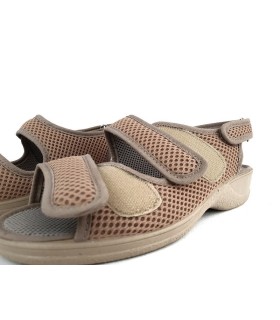 detalle del cierre de velcro sandalias casa mujer en zapatilla beige
