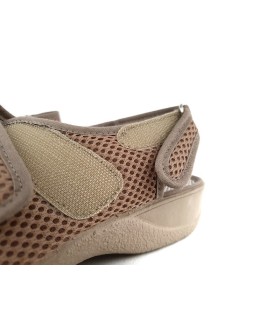 detalle del cierre de velcro sandalias casa mujer abierto en sandalia beige