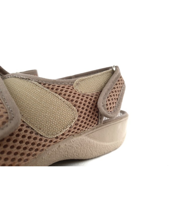 detalle del cierre de velcro sandalias casa mujer abierto en sandalia beige