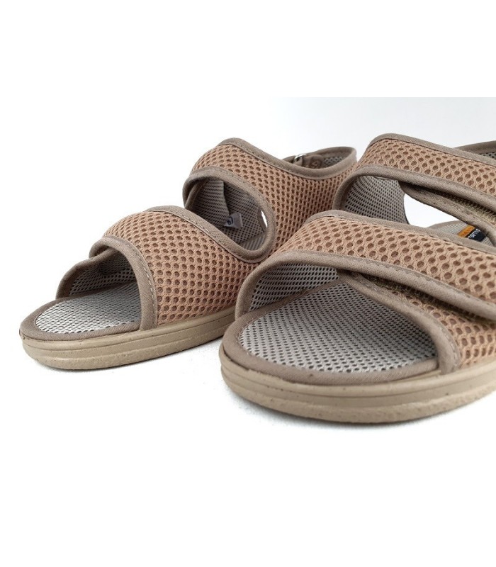zapatilla de casa o calle descalza con cierre de tres velcros para pies delicados o hinchados fabricada por el Doctor Cutillas