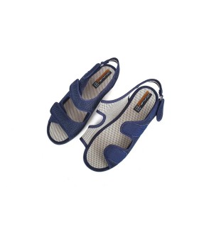 detalle del cierre de velcro sandalia casa mujer abierto en sandalia zapatilla azul