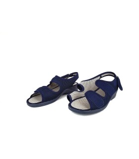detalle de gran apertura por los velcros de la zapatillas sandalias azull