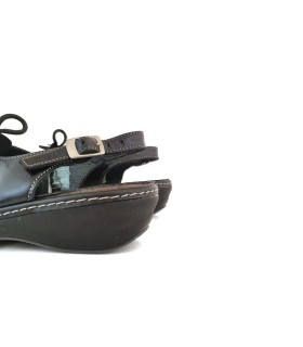 Sandalia de mujer en piel de horma ancha con plantilla extraible fabricado por Suave by Leyland en España de color negro