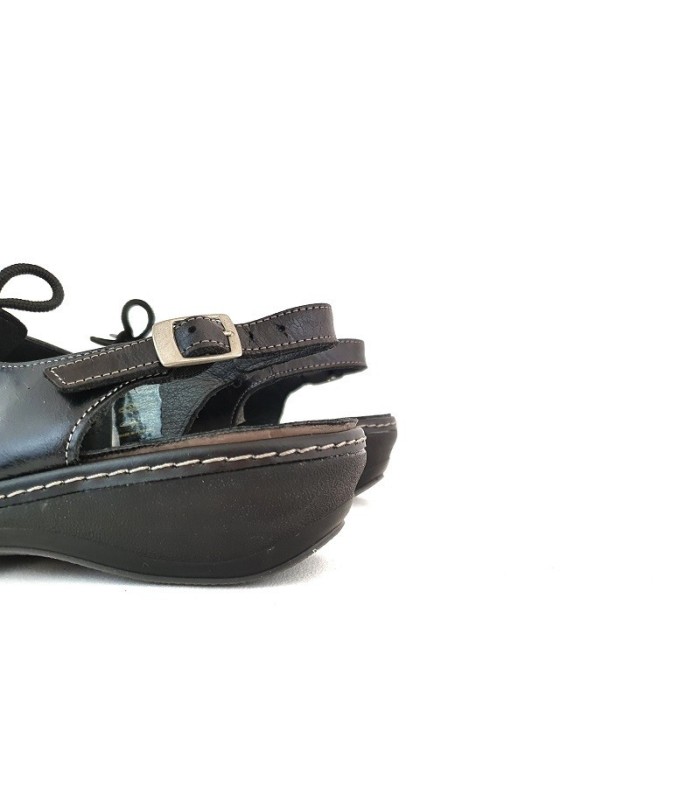 Sandalia de mujer en piel de horma ancha con plantilla extraible fabricado por Suave by Leyland en España de color negro