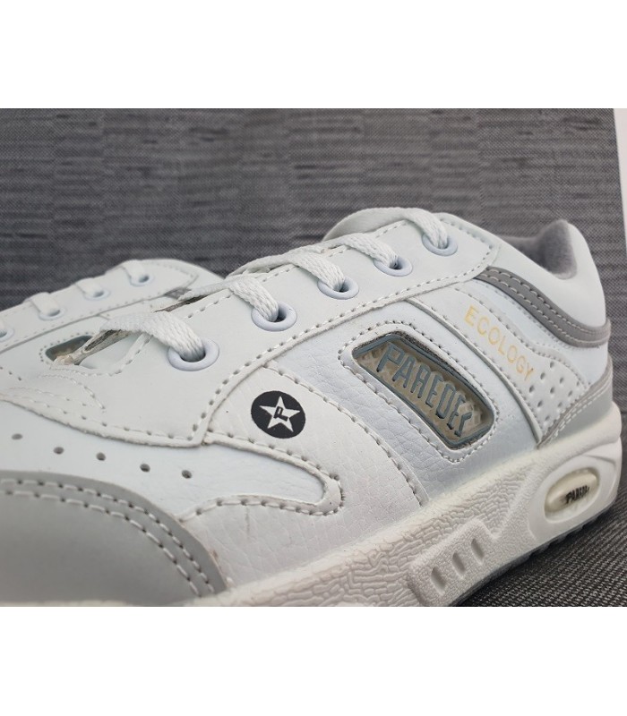 Zapatilla deportiva fabricad por Paredes en piel grabada de color blanco modelo ecology, ecológico con cierre de cordones