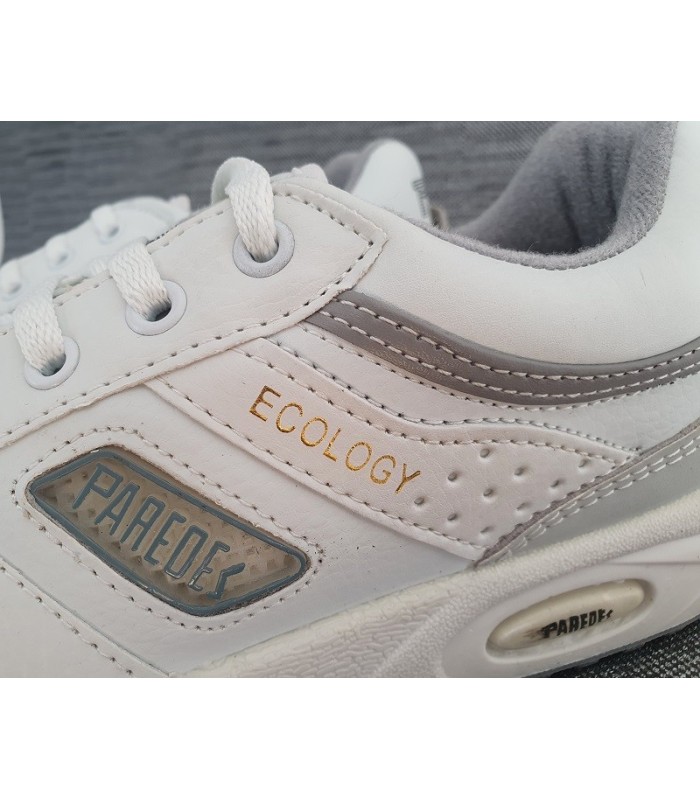 Zapatilla deportiva fabricad por Paredes en piel grabada de color blanco modelo ecology, ecológico con cierre de cordones