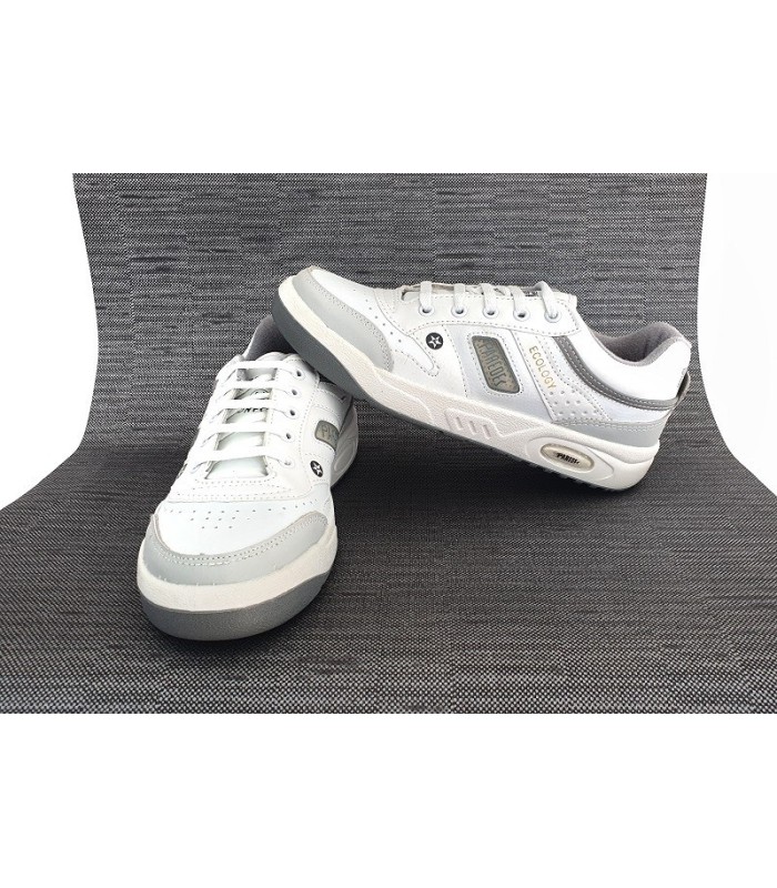 Zapatilla deportiva fabricad por Paredes en piel grabada de color blanco modelo ecology, ecológico con cierre de cordones