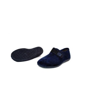 zapatilla de casa para invierno de hombre de color azul marino con cierre de velcro con el logo fabricado por Cabrera