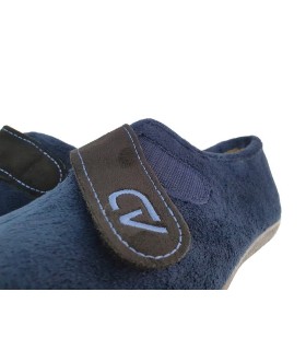 zapatilla de casa para invierno de hombre de color azul marino con cierre de velcro con el logo fabricado por Cabrera