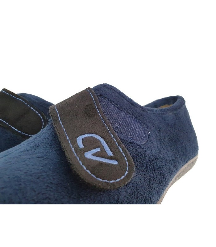 zapatilla de casa para invierno de hombre de color azul marino con cierre de velcro con el logo fabricado por Cabrera