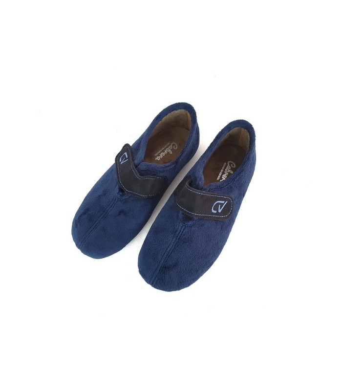 zapatilla de casa para invierno de hombre de color azul marino con cierre de velcro con el logo fabricado por Cabrera