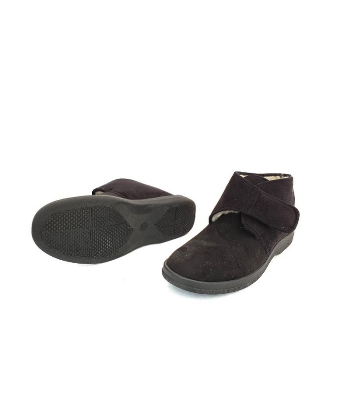 Foto de la suela:
Piso caucho antideslizante zapatilla negra velcro lana