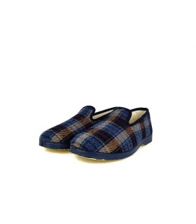 Vista de medio perfil de la zapatillas clásicas de cuadros azul o marrón con lana para hombre de Pelusin