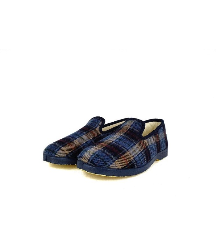 Vista de medio perfil de la zapatillas clásicas de cuadros azul o marrón con lana para hombre de Pelusin