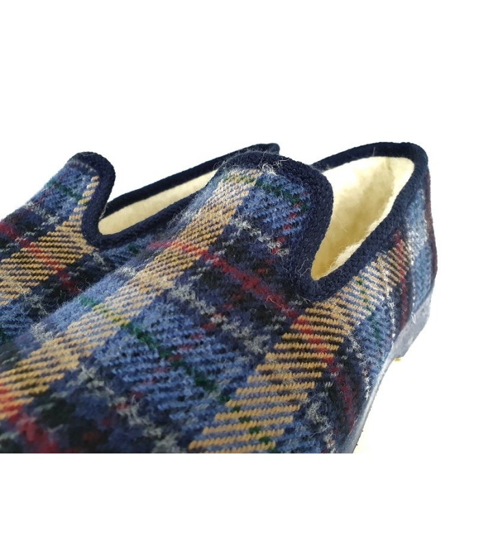 zapatilla de hombre clásica de cuadros fabricada por Pelusin con forro de lana en el interior
