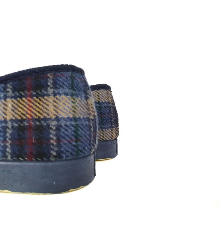 Vista del talón de zapatilla de hombre clásica de cuadros fabricada por Pelusin con forro de lana en el interior
