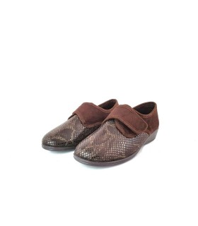 Zapatillas cómodas con velcro y puntera ancha Doctor Cutillas marron vita de medio perfil