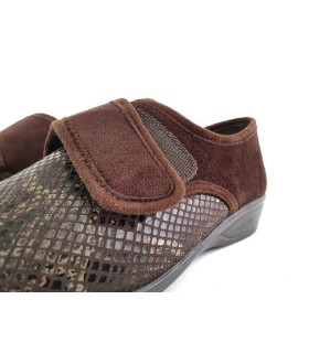 zapatilla de casa para pies delicados para mujer fabricada por el doctor Cutillas de color marrón
