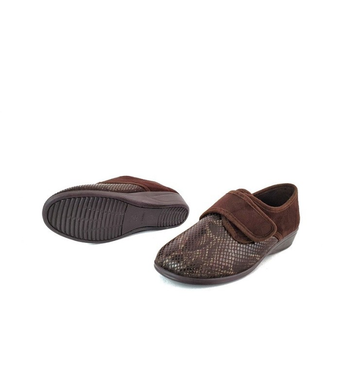 Piso antideslizante con cuña en zapatilla Doctor Cutillas para pies sensibles en zapatilla marron